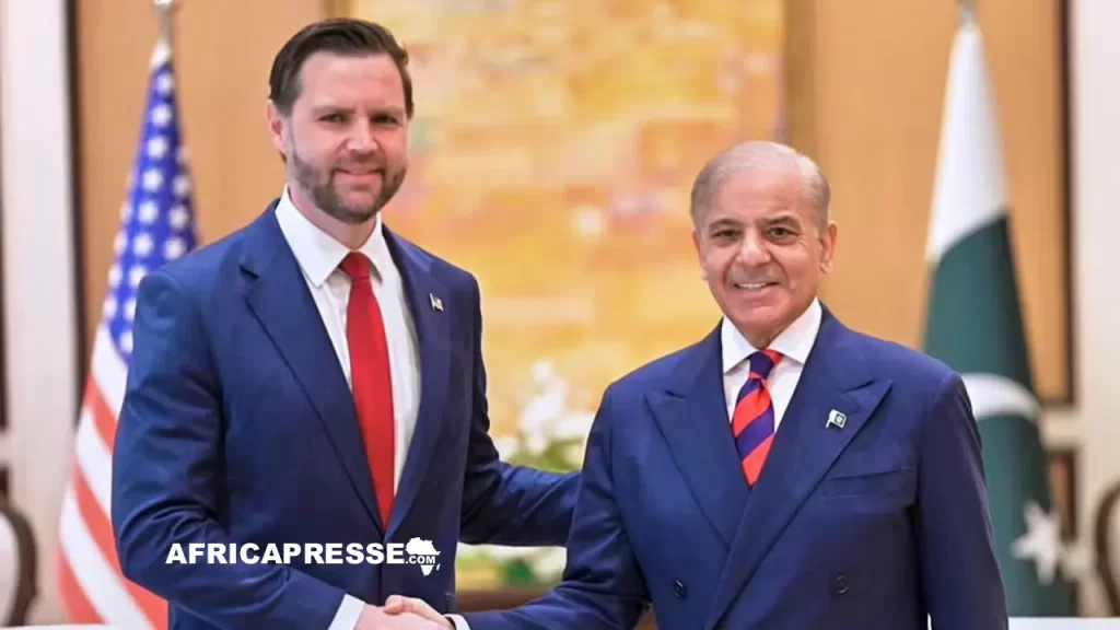 le vice-président américain J.D. Vance (à gauche) serre la main du Premier ministre pakistanais Shehbaz Sharif avant leur rencontre à Islamabad