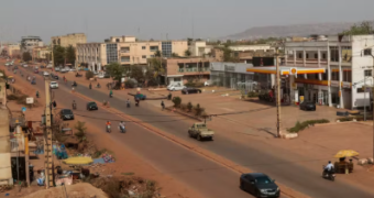 Mali : vague d’attaques terroristes coordonnées, Bamako placée sous couvre-feu