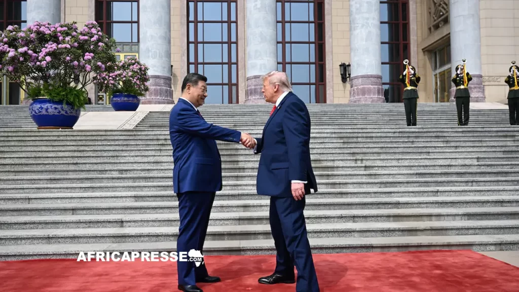 Le président américain Donald Trump serre la main du président de la République populaire de Chine, Xi Jinping, le 14 mai 2026 à Pékin.