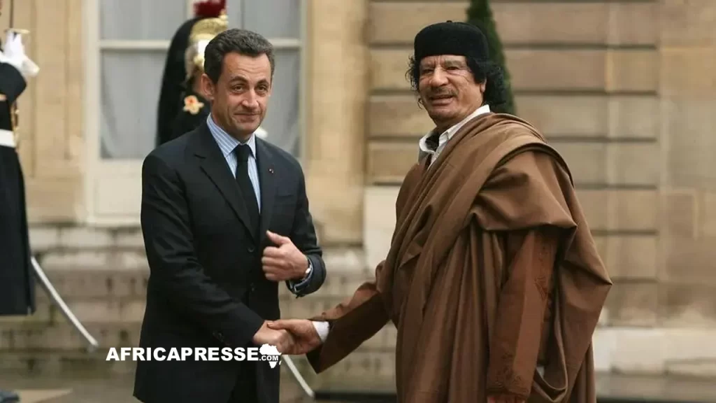 Nicolas Sarkozy et Mouammar Kadhafi