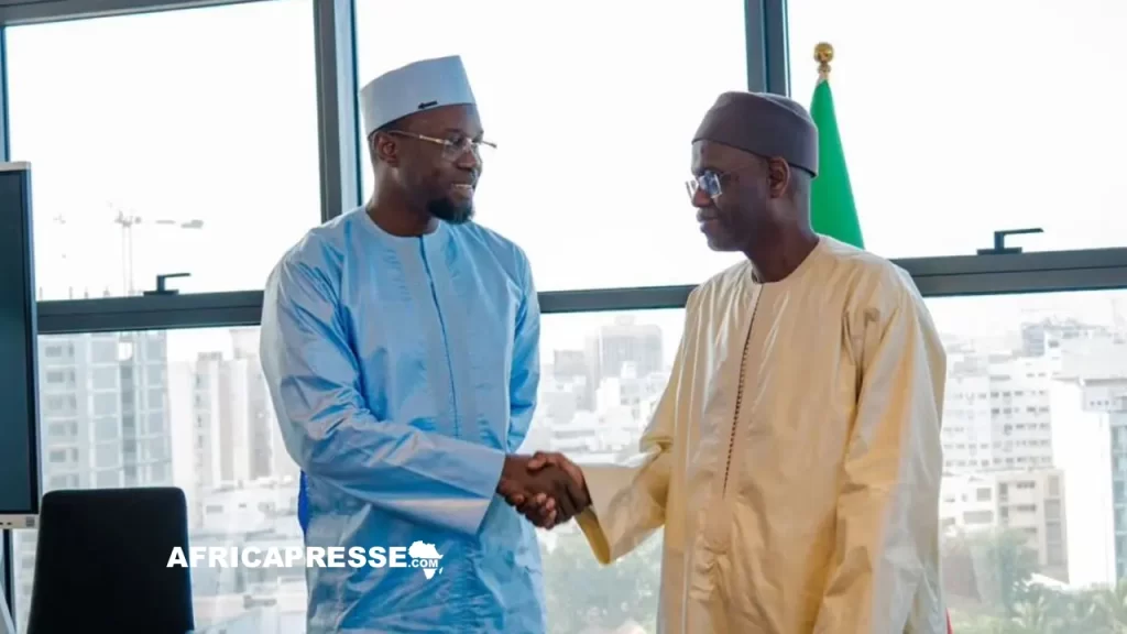 Passation de service officielle à la Primature entre le Premier ministre sortant, Ousmane Sonko, et son successeur, Ahmadou Al Aminou Lô