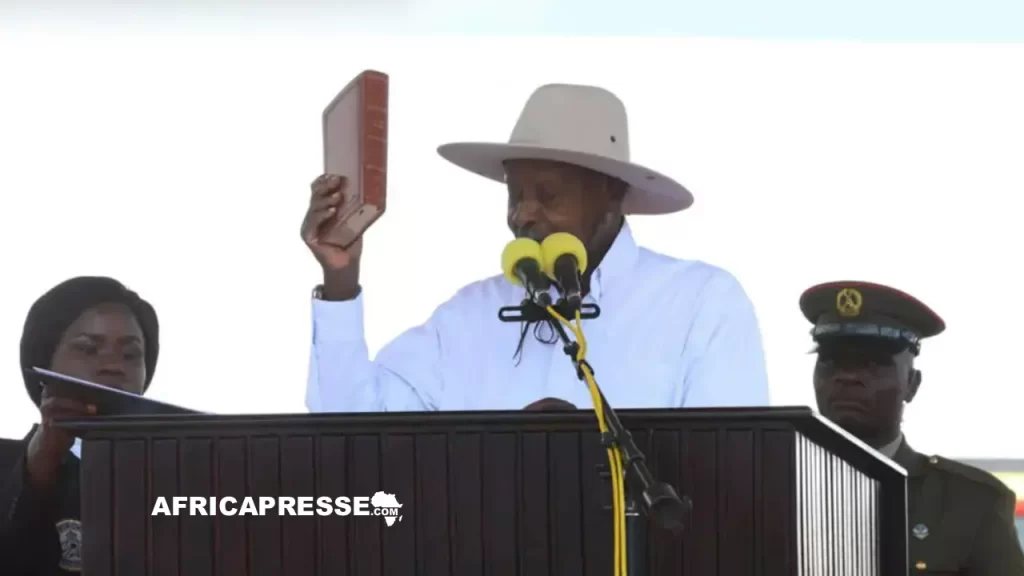Yoweri Museveni, brandit la Bible lors de sa prestation de serment