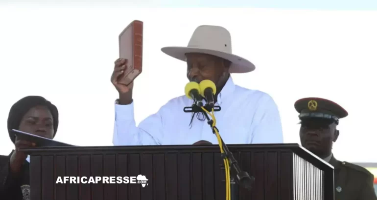 Yoweri Museveni, brandit la Bible lors de sa prestation de serment