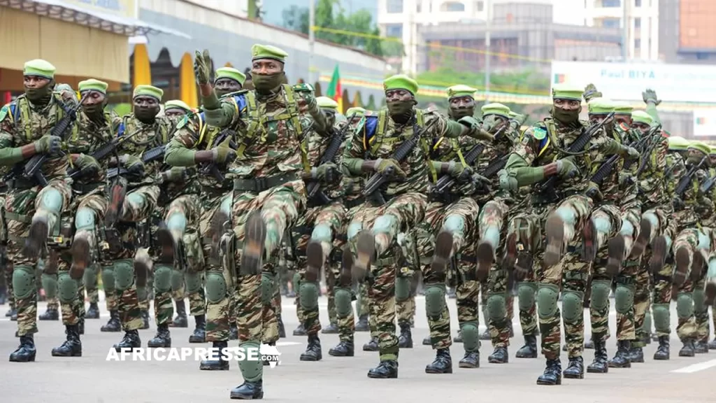 Des soldats du Bataillon d’intervention rapide (BIR) défilent lors de la célébration de la fête nationale, à Yaoundé, le 20 mai