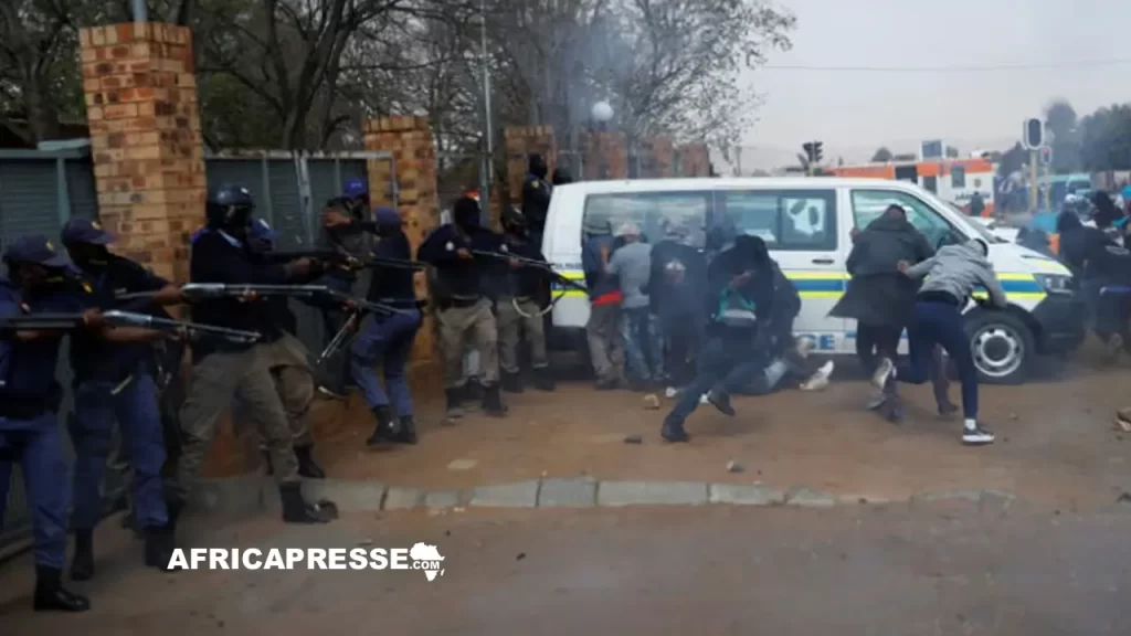 L'Afrique du Sud déploie des drones, 33 000 caméras de vidéosurveillance et 13 000 policiers pour empêcher l'escalade des manifestations anti-migrants.