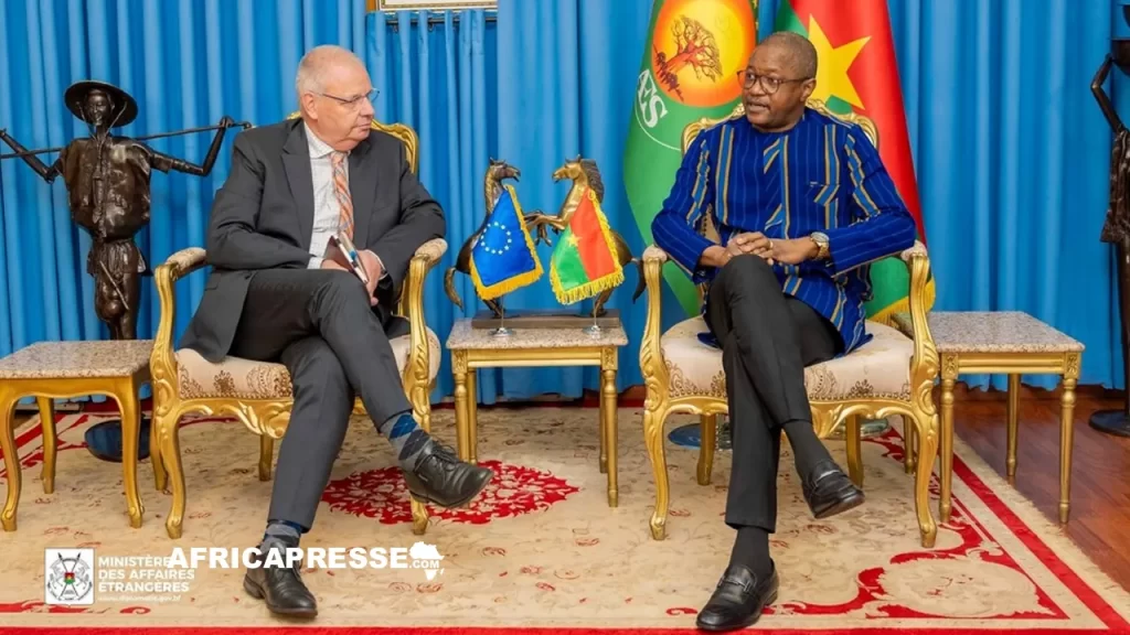 Le ministre burkinabé des Affaires étrangères, Karamoko Jean Marie Traoré, et le chef de la délégation de l’Union européenne au Burkina Faso, Philippe Bronchain