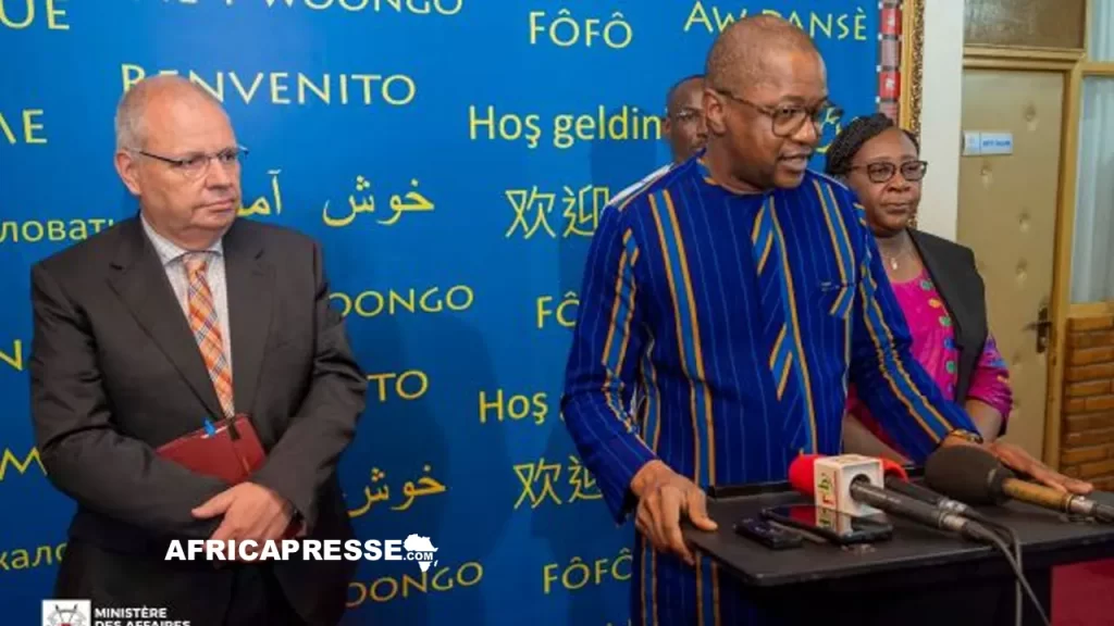 Le ministre burkinabé des Affaires étrangères, Karamoko Jean Marie Traoré, et le chef de la délégation de l’Union européenne au Burkina Faso, Philippe Bronchain