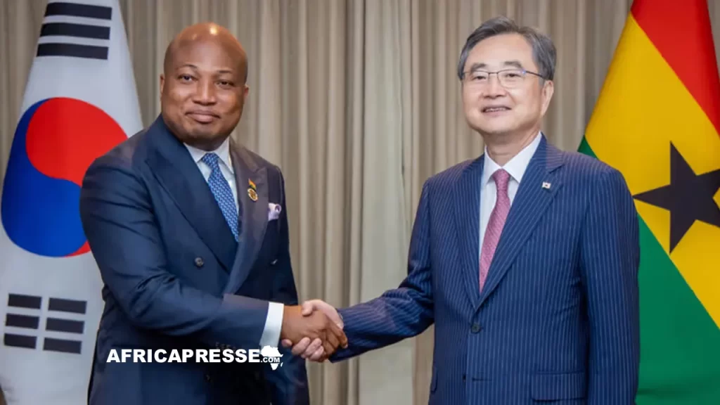 Le ministre ghanéen des Affaires étrangères, Samuel Okudzeto Ablakwa et le ministre sud-coréen des Affaires étrangères, S. E. Cho Hyun.
