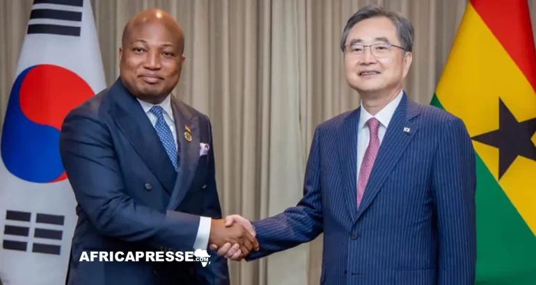 Le ministre ghanéen des Affaires étrangères, Samuel Okudzeto Ablakwa et le ministre sud-coréen des Affaires étrangères, S. E. Cho Hyun.