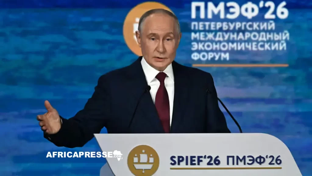 Le président russe Vladimir Poutine prononce un discours lors de la session plénière du Forum économique international de Saint-Pétersbourg (SPIEF) à Saint-Pétersbourg.
