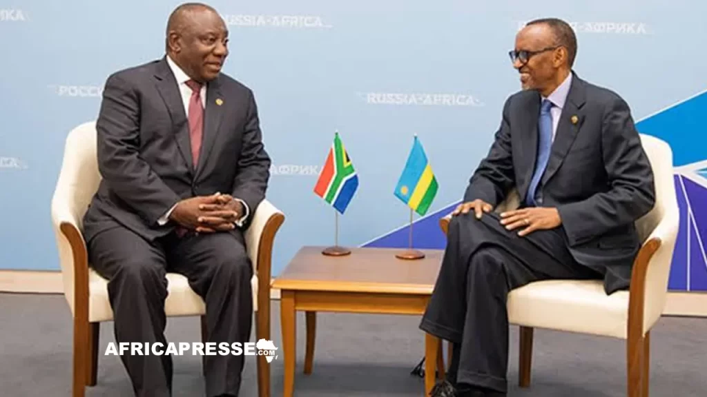 Le président sud-africain Cyril Ramaphosa (à gauche) avec son homologue rwandais Paul Kagame lors d'une discussion en marge du sommet Russie-Afrique à Sotchi le 23 octobre 2019