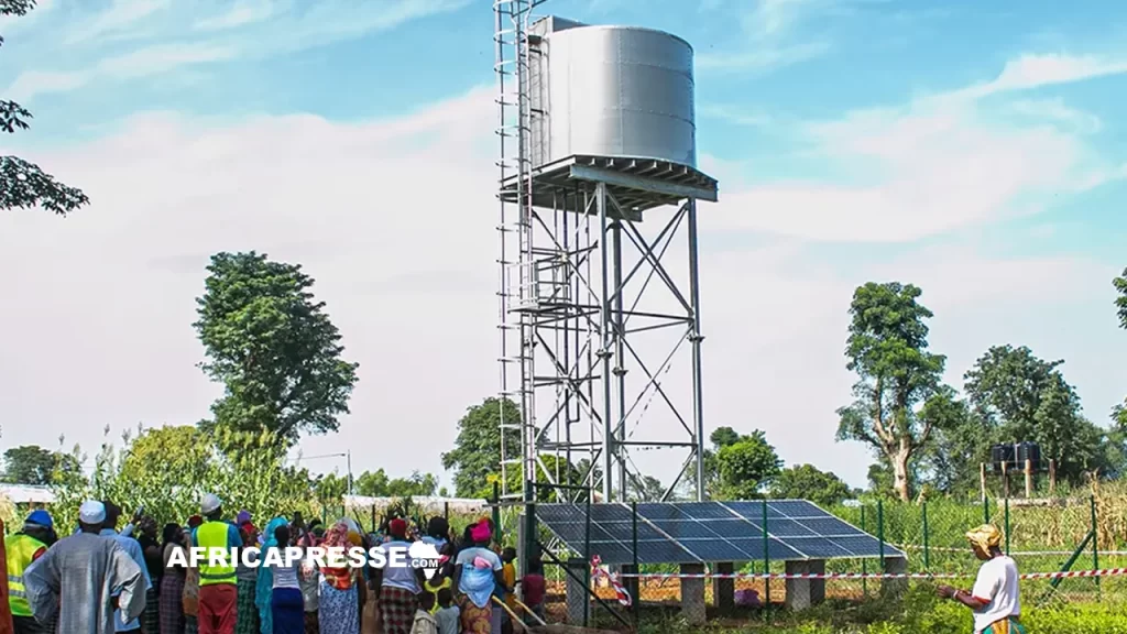 Un forage communautaire alimenté à l’énergie solaire dans une zone rurale de la Gambie, installé dans le cadre du projet de développement rural climato-intelligent WASH, cofinancé par la Banque africaine de développement et le Fonds pour l’environnement mondial.