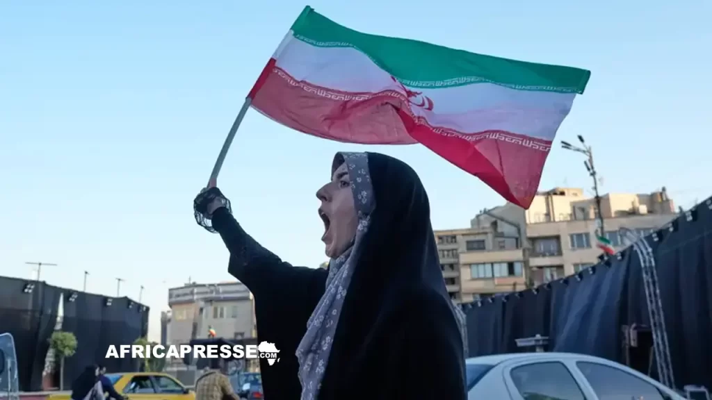 Une femme iranienne scande des slogans contre les pourparlers entre l’Iran et les États-Unis, à Téhéran