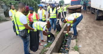 Douala: Cadyst Group en action contre la pollution plastique, près d’une tonne de déchets collectée