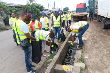 Douala: Cadyst Group en action contre la pollution plastique, près d’une tonne de déchets collectée
