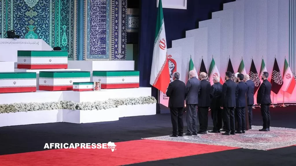 A Téhéran, le 3 juillet 2026, des dignitaires se recueillent devant le cercueil d'Ali Khamenei et des membres de sa famille tués le 28 février.
