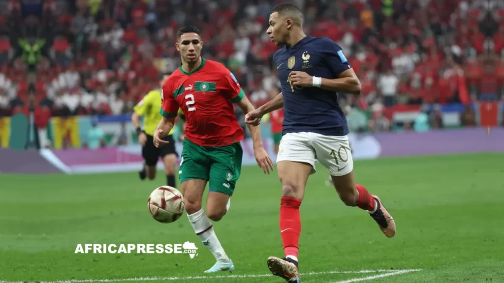 Achraf Hakimi et Kylian Mbappé lors du match Maroc-France en demi-finale de la Coupe du monde 2022