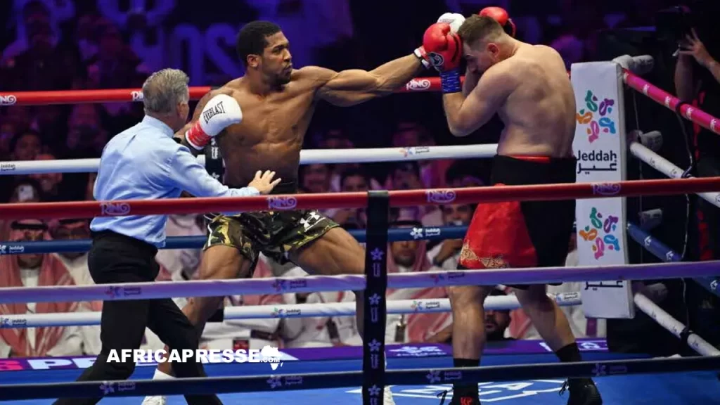 Anthony Joshua met K.-O. l'Albanais Kristian Prenga