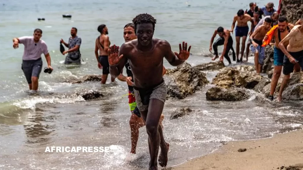 Des migrants tentent de franchir la frontière entre le Maroc et l'enclave espagnole de Ceuta le 31 juillet 2026