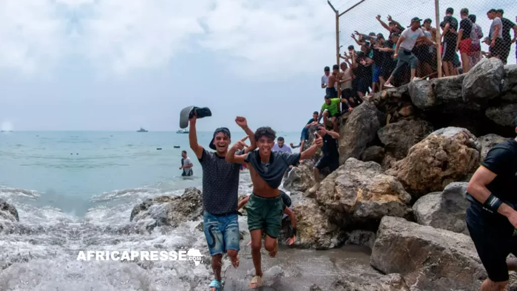 Des migrants traversent la frontière depuis le Maroc pour entrer dans l'enclave espagnole de Ceuta, le jeudi 30 juillet 2026