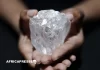 Botswana : un nouveau diamant géant brut de 1 305 carats exhumé à Karowe, la dixième pierre millénaire du site