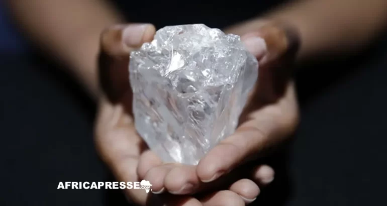 Botswana : un nouveau diamant géant brut de 1 305 carats exhumé à Karowe, la dixième pierre millénaire du site