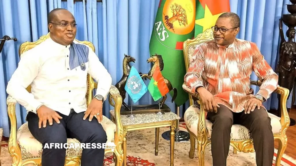Le Coordonnateur résident par intérim du système des Nations Unies, Maurice Azonnankpo et le ministre des Affaires étrangères, Karamoko Jean Marie Traoré
