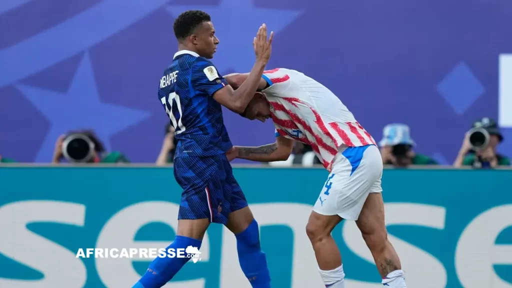 Le Français Kylian Mbappé, à gauche, et le Paraguayen Juan José Cáceres s’affrontent lors d’un match des huitièmes de finale de la Coupe du monde 2026