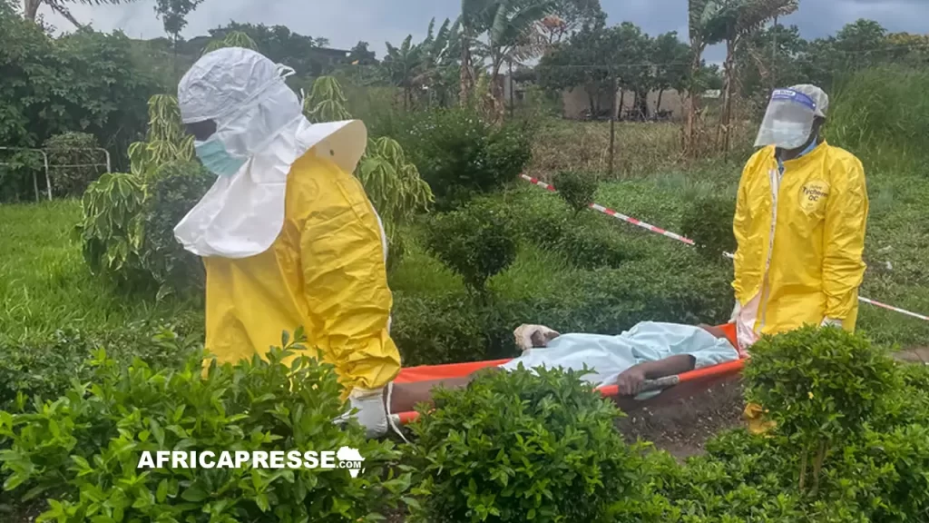 Le personnel médical transporte un patient atteint d'Ebola