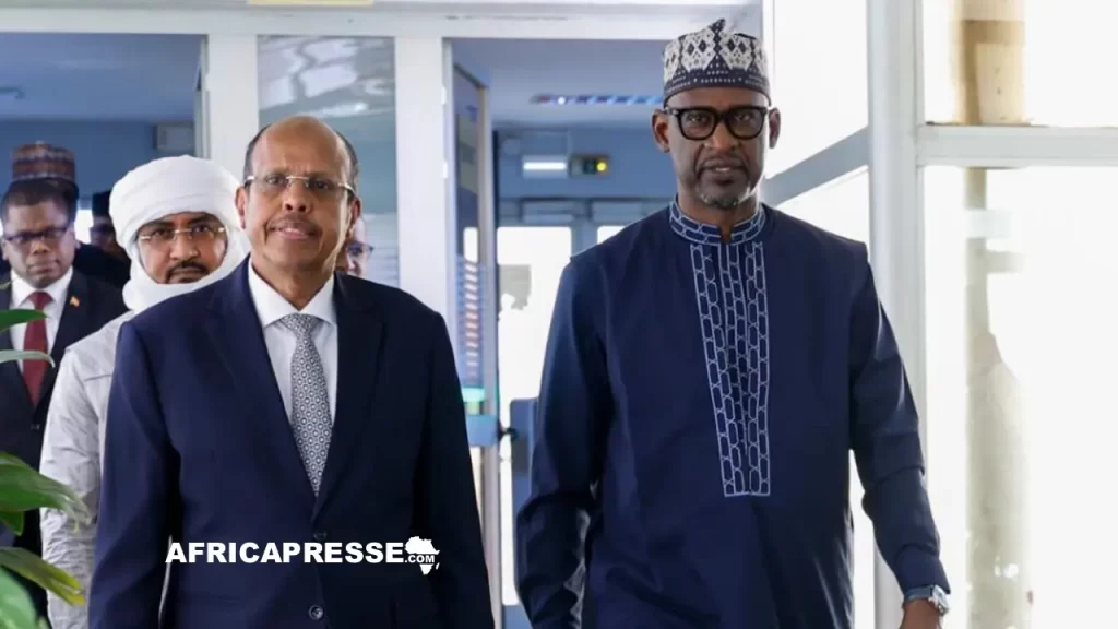 Le président de la Commission de l’Union africaine, Mahmoud Ali Youssouf et le ministre malien des Affaires étrangères et de la Coopération internationale, Abdoulaye Diop