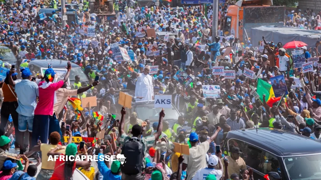 Macky Sall accueilli par une foule de partisans à son retour à Dakar au Senegal