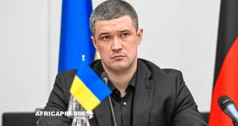 La démission du ministre de la Défense ukrainien provoque une onde de choc et des manifestations