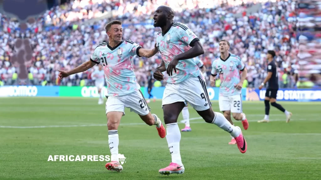 Romelu Lukaku célèbre avec Timothy Castagne après avoir inscrit le quatrième but de son équipe lors du match des huitièmes de finale de la Coupe du Monde 2026 opposant les États-Unis à la Belgique