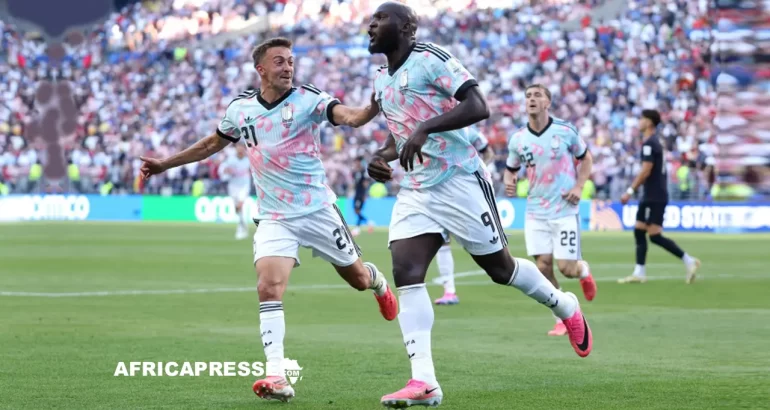 Romelu Lukaku célèbre avec Timothy Castagne après avoir inscrit le quatrième but de son équipe lors du match des huitièmes de finale de la Coupe du Monde 2026 opposant les États-Unis à la Belgique