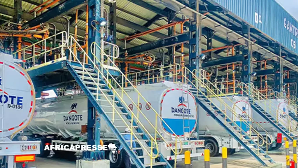 Camions-citernes à la raffinerie de pétrole Dangote