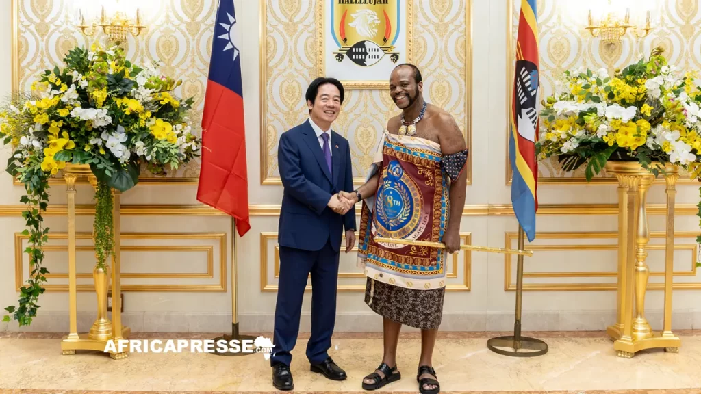 Le président taïwanais William Lai Ching-te, à gauche, serre la main du roi Mswati III